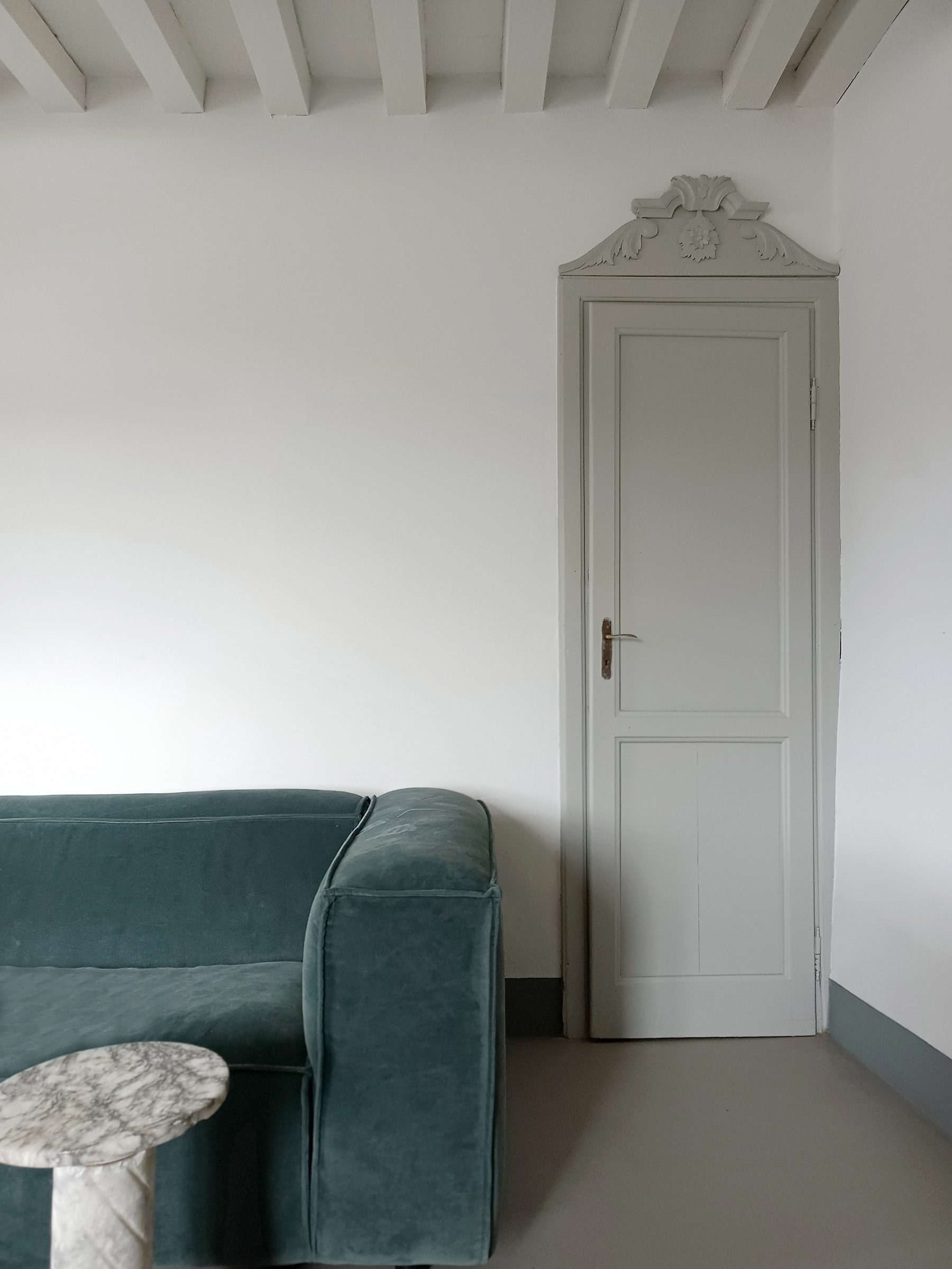 Warm ingerichte woonkamer met natuurlijke materialen, ontworpen door DESIGN BY GRI